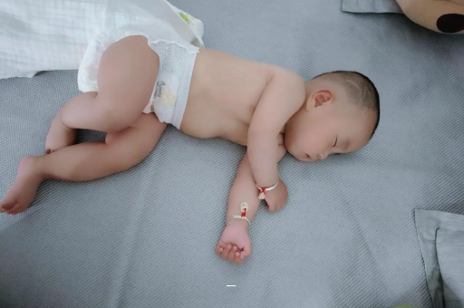 新乡宝宝先长上牙还是下牙